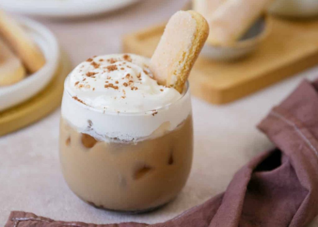 Sametine vahukoorega magustoit joogina: Tiramisu Latte