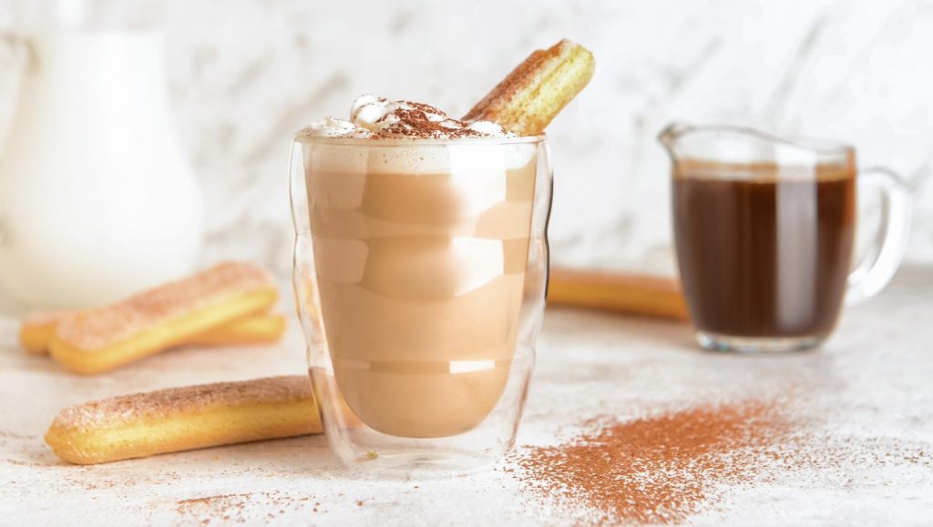 Sametine vahukoorega magustoit joogina: Tiramisu Latte