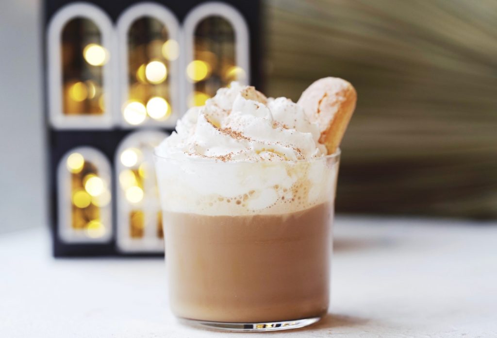 Sametine vahukoorega magustoit joogina: Tiramisu Latte