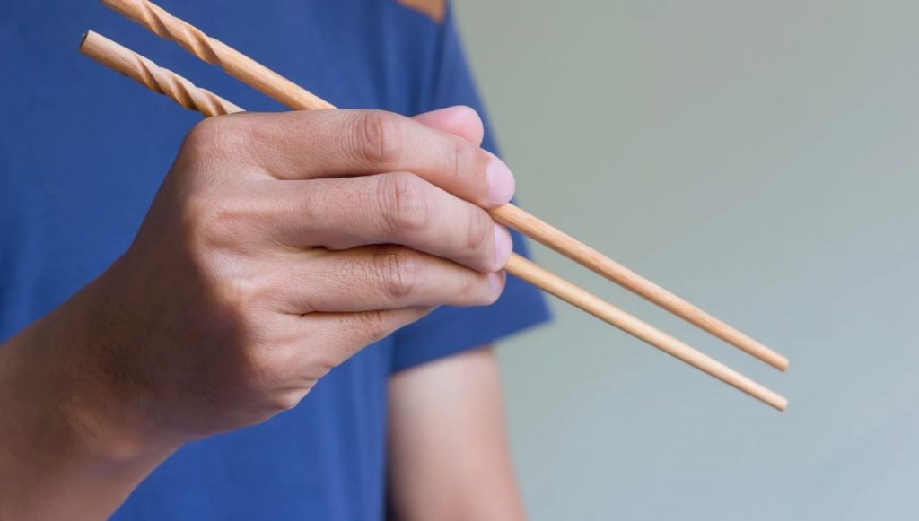 Kuidas kasutada sushi ja rollide söömisest järele jäänud pulki igapäevaelus – 6 kõige huvitavamat ja kasulikumat nipsu