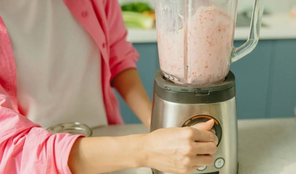 Kuidas puhastada isegi kõige määrdunud blender 1 minutiga – lihtne trikk