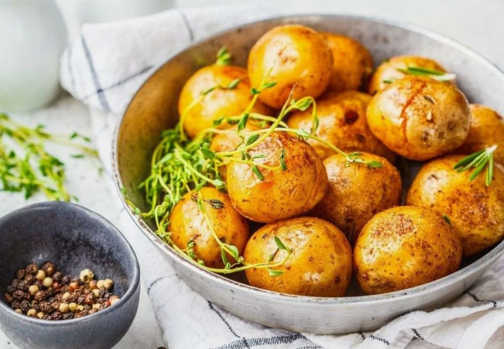 Kas noored kartulid tuleks koorida: mäletage ükskord ja lõplikult