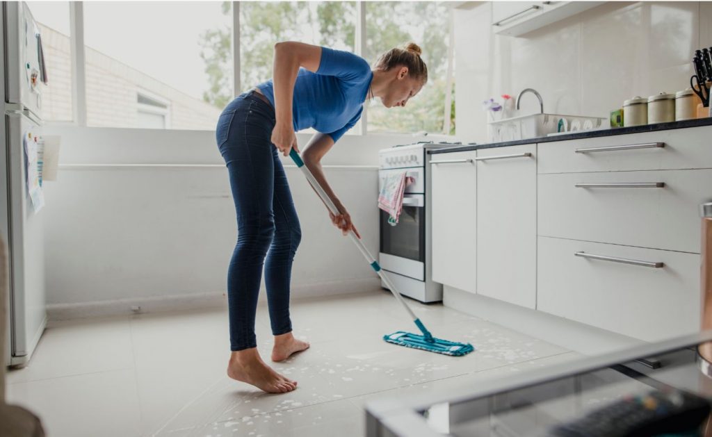 Enam ei vea ämbrit – avastasin nipsu, kuidas põrandaid kaks korda kiiremini pesta – nüüd teen seda nagu professionaalid