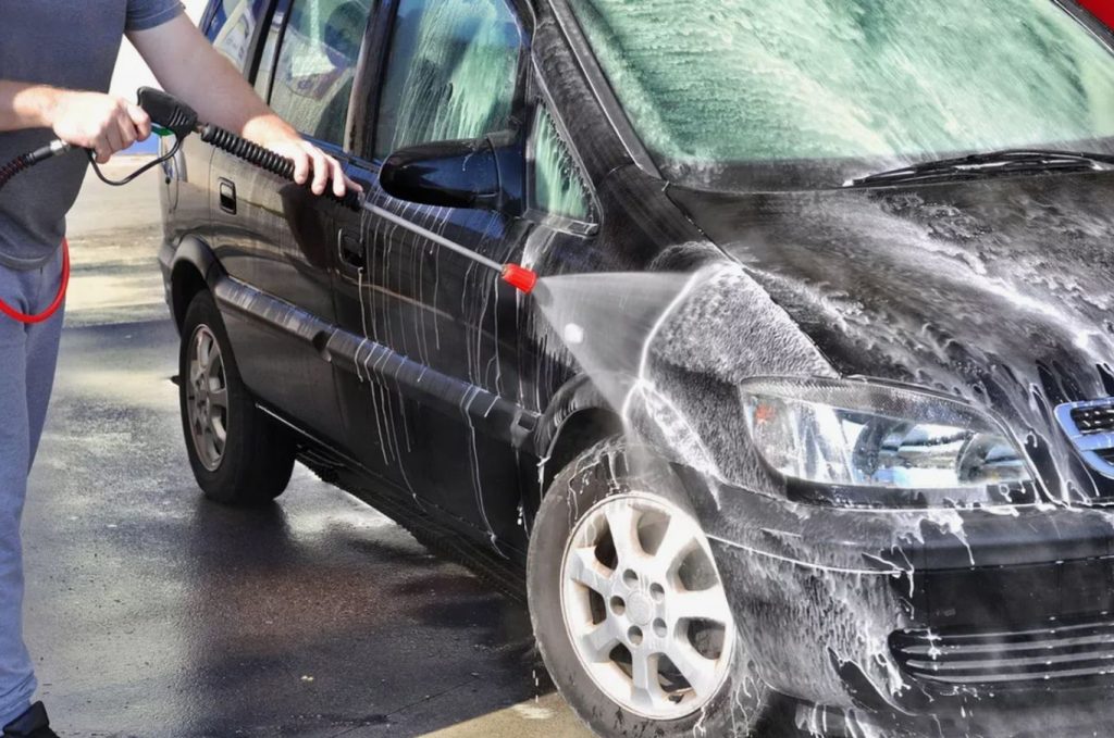 Kasutan tavalist käsna asemel kallit poleerimisvahendit: miks ja kuidas õigesti puhastada auto kere pärast pesemist