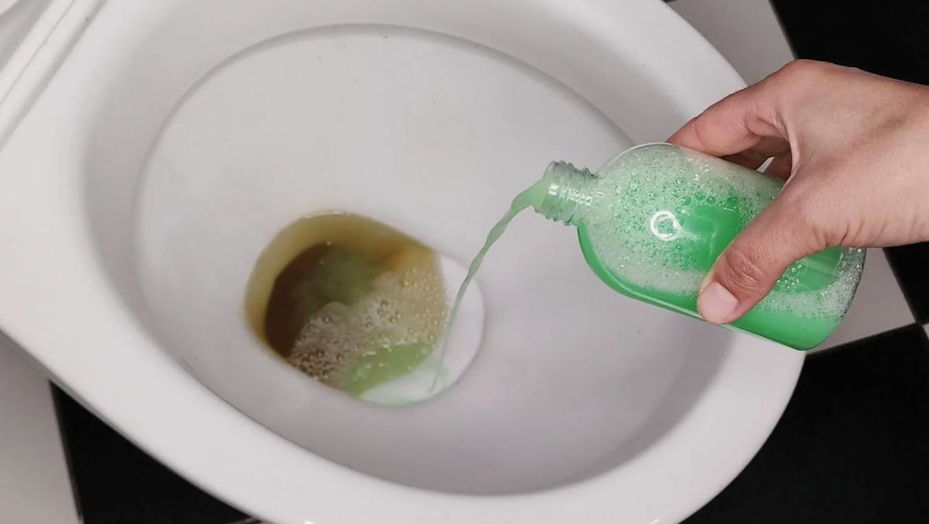 1 kate – WC särab ja lõhna pole: kuidas puhastada WC 10 minutiga ilma söövitavate kemikaalide, sooda ja äädika abita