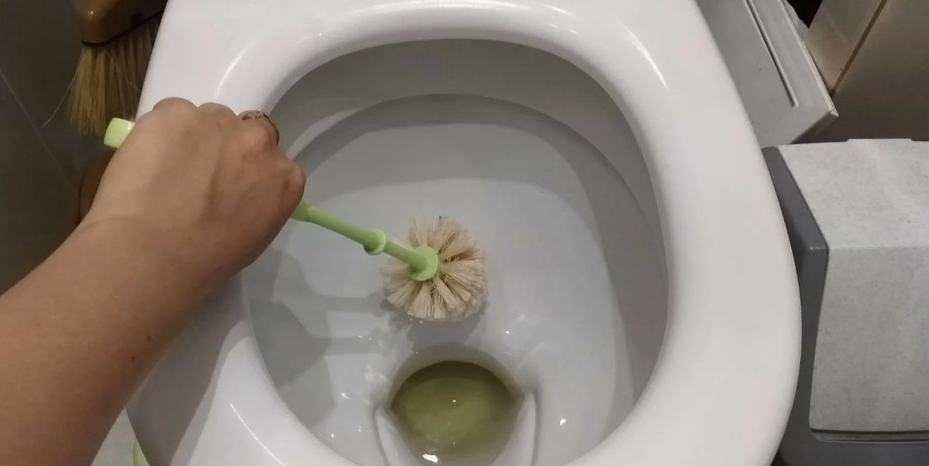 Lahustan 2 tilka joodi äädikas — ja WC-pott särab puhtusest: ei kollasust ega mikroobe