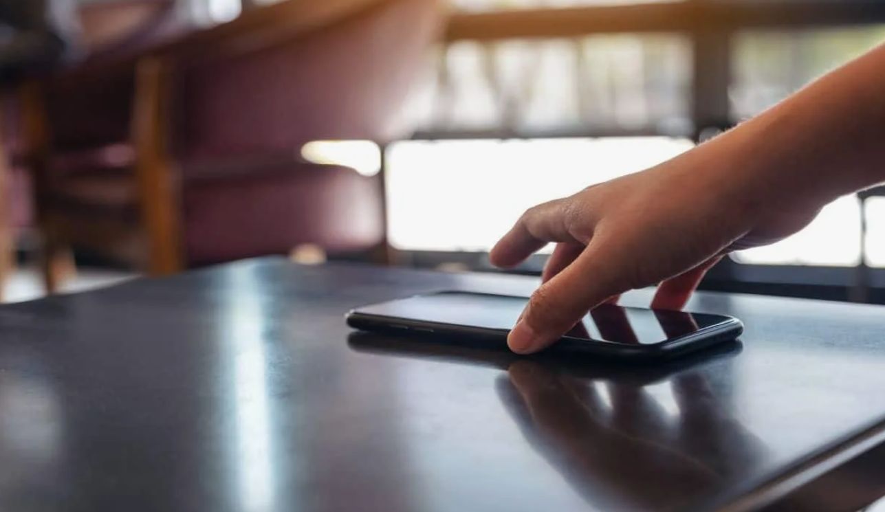 Miks nutitelefon tuleb panna lauale ekraaniga allapoole: reegel, mida teavad vähesed