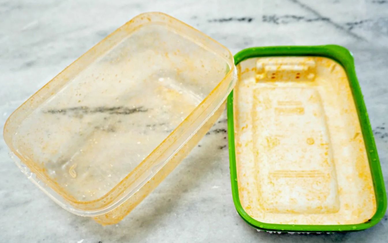 Plastikpakendid on jälle nagu uued: 3 taskukohast abinõu kangekaelsete plekkide ja lõhna vastu