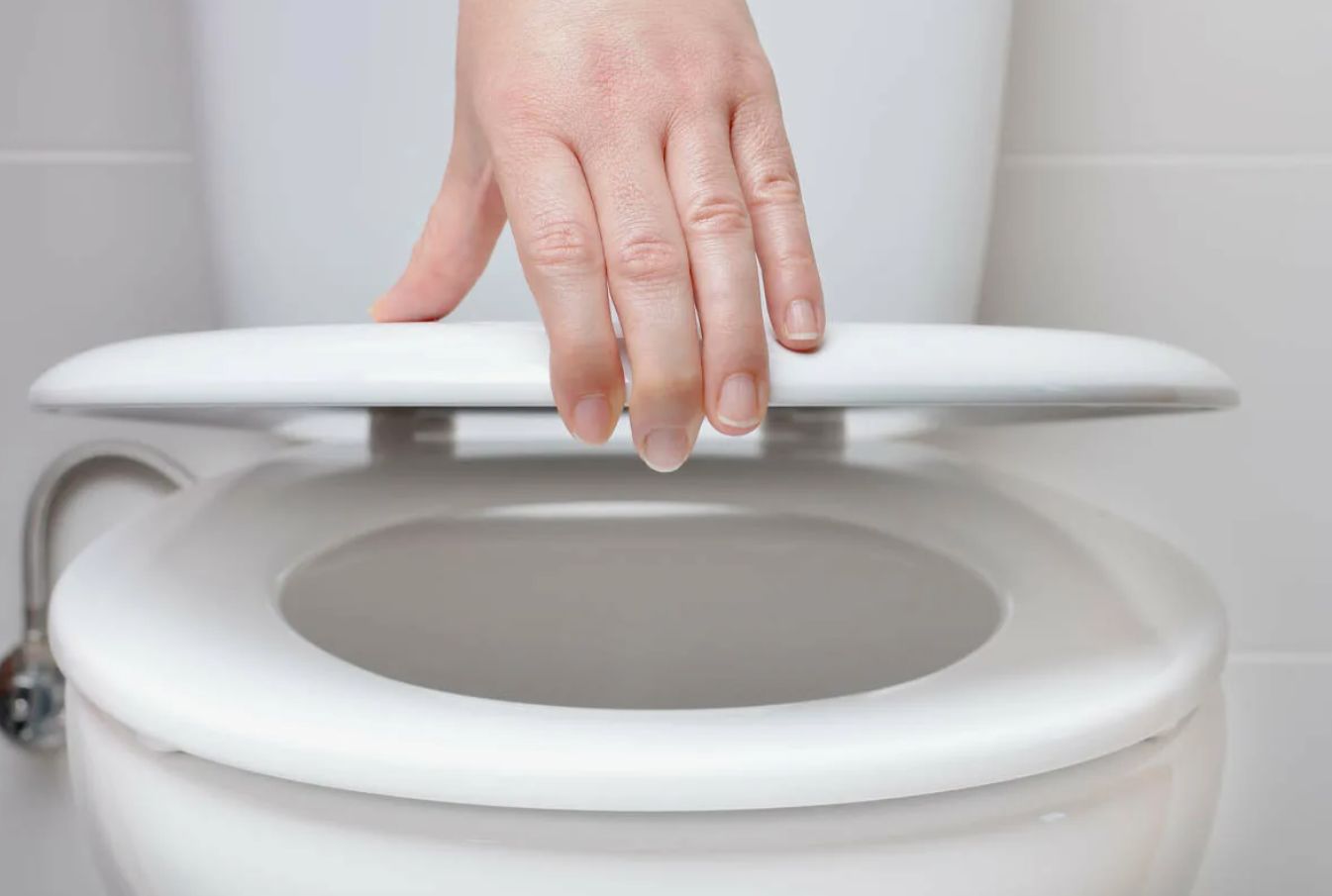 Mõelge kaks korda enne, kui tualettpoti kaas sulgete: teadlaste kurb järeldus puhtuse kohta paneb isegi sanitaartehnikud muretsema
