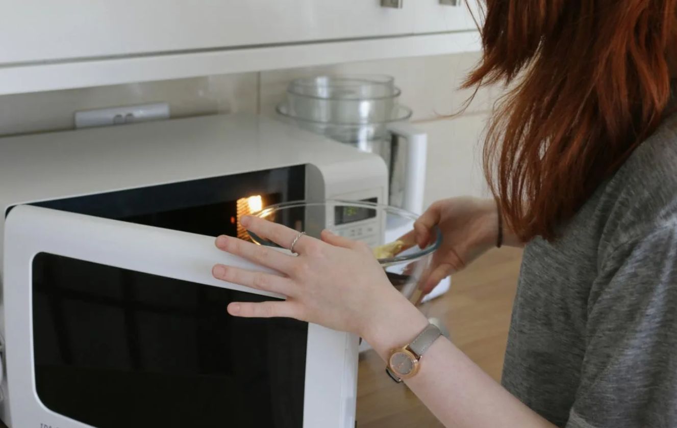 Kuidas puhastada küüslaugu 20 sekundiga: vaja on ainult mikrolaineahju