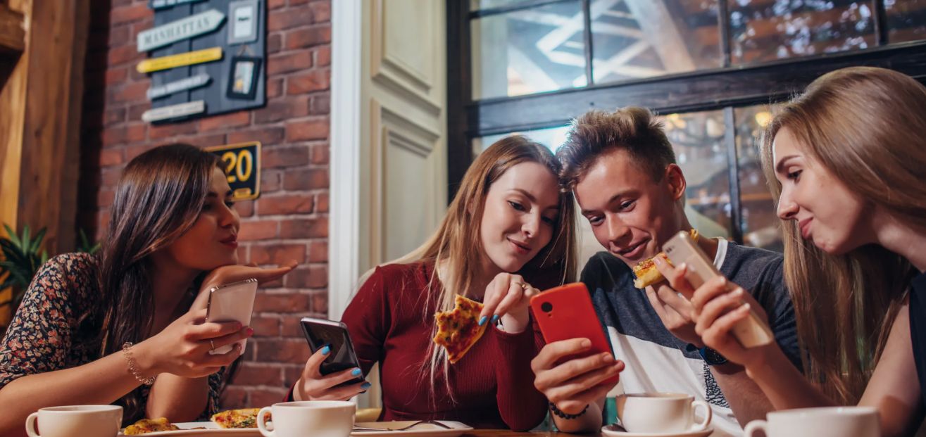 Miks nutitelefon tuleb panna lauale ekraaniga allapoole: reegel, mida teavad vähesed