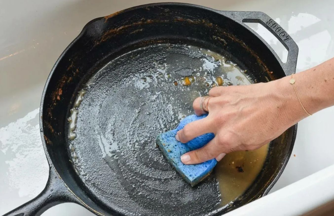 Pannid pesen ainult nii: rasv sulab silme ees, tahm lendab ära ja põhi särab ning on kriimustusteta.