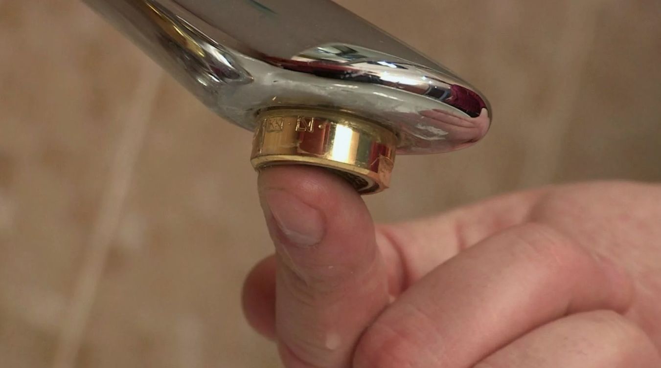 Miks siduda niit kraani külge: kasutage seda nippi, kui ei saa torumeest kätte