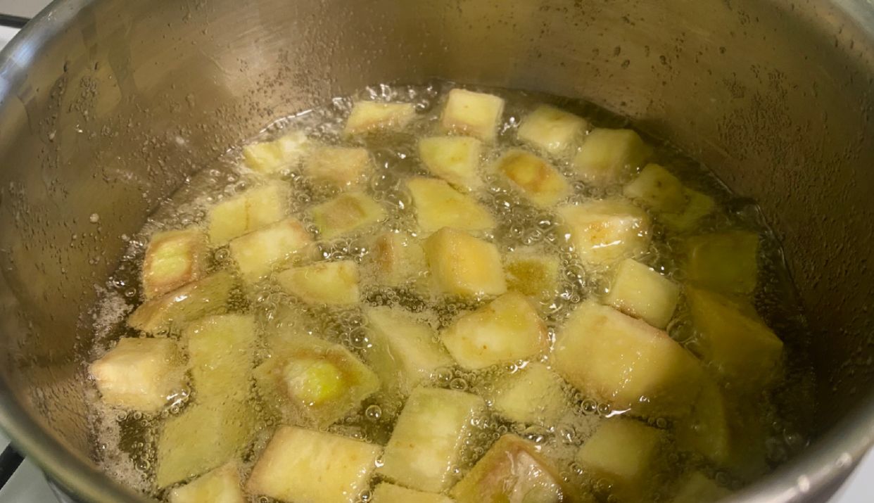 Mida teha, kui baklažaanid imavad õli nagu käsn: trikk veega või auruga enne praadimist