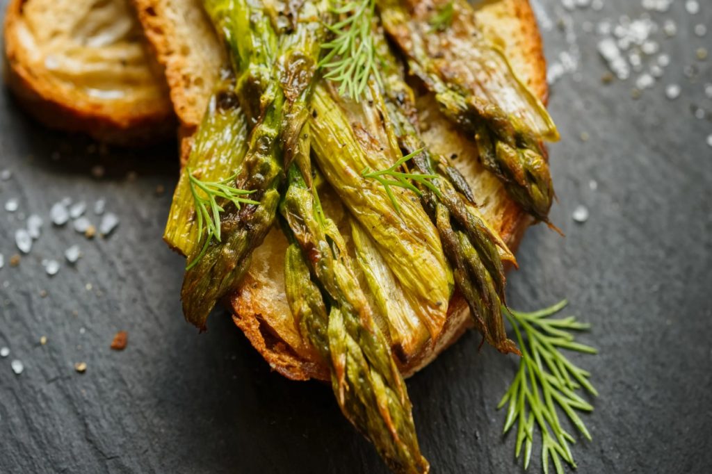Bruschetta rohelise spargli, maasikate ja singiga: Bea Kaemena retsept.