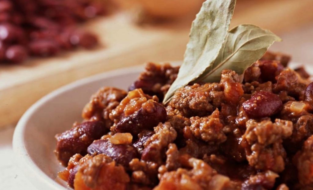 Chilli con carne roheliste ubade ja pannil küpsetatud leivaga: Tarik Rose'i retsept