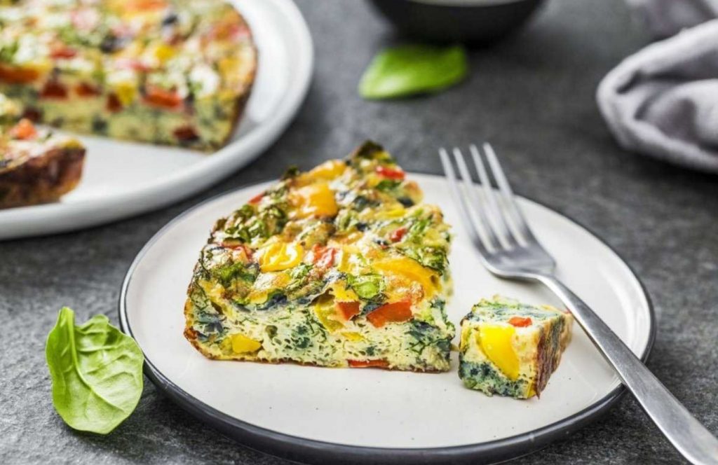 Soe hommikusöök 15 minutiga? Frittata kana ja köögiviljadega on lihtne ja maitsev