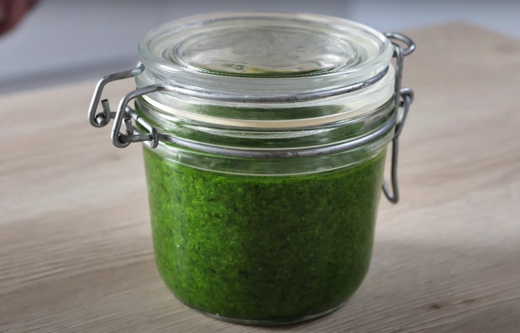 Võib kasutada pastas, liha või kalaga serveerituna, värskelt küpsetatud leivale määrituna. Loodusliku küüslaugu pesto retsept „Chef Majk“