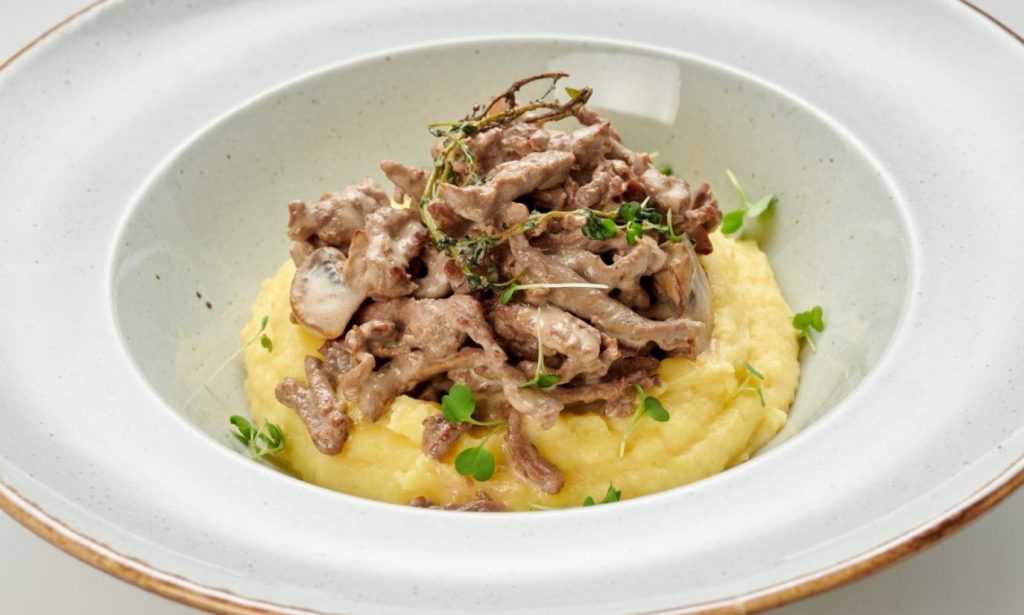 Sealiha singi stroganoff - kuidas valmistada seda maitsvat rooga lihtsal viisil? Siin on retsept, mis üllatab sind oma maitsega!