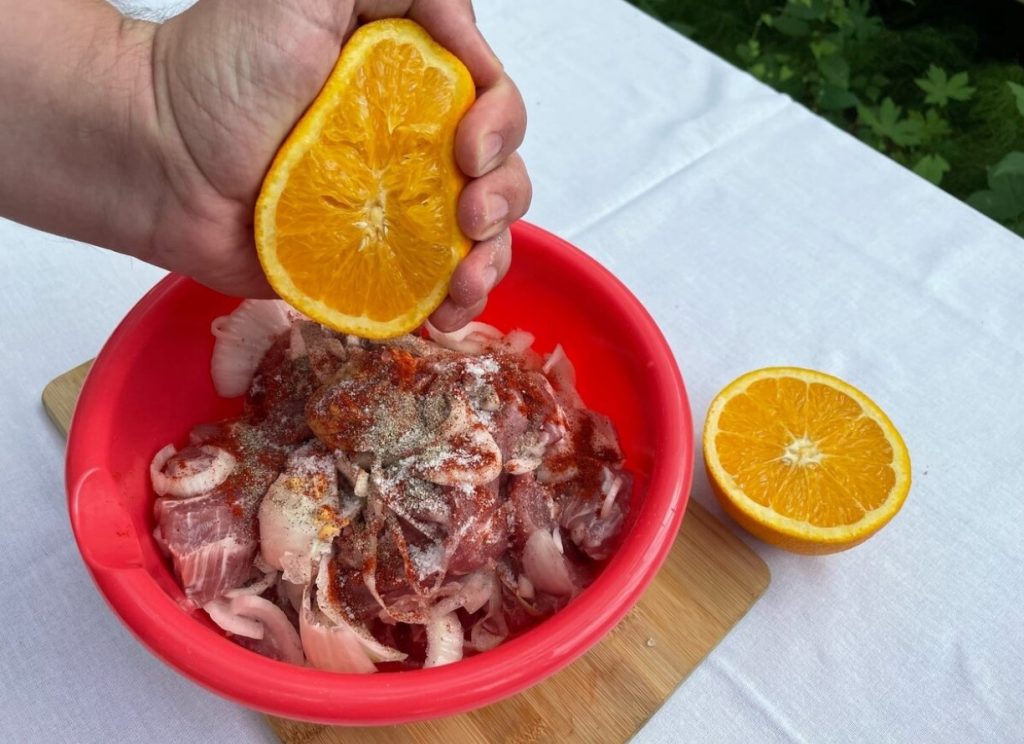 Tsitrusviljade marinaad kebabile: lihatükid sulavad suus - selle toiduga on piknik täiuslik.