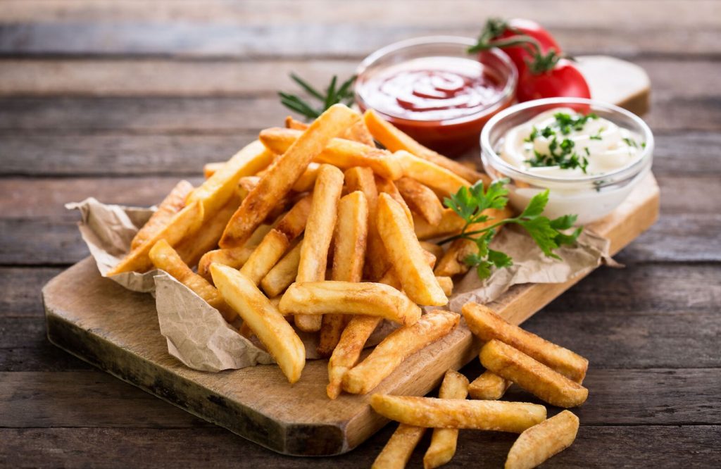 Sobib suurepäraselt grillitud roogade juurde. Retsept friikartulite jaoks koos puistetega
