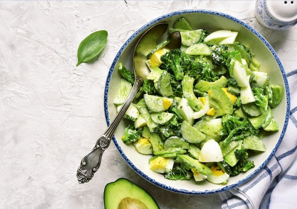 Roheline salat 3 koostisosast, mis on täis maitset ja tervist. Valmistada minutiga