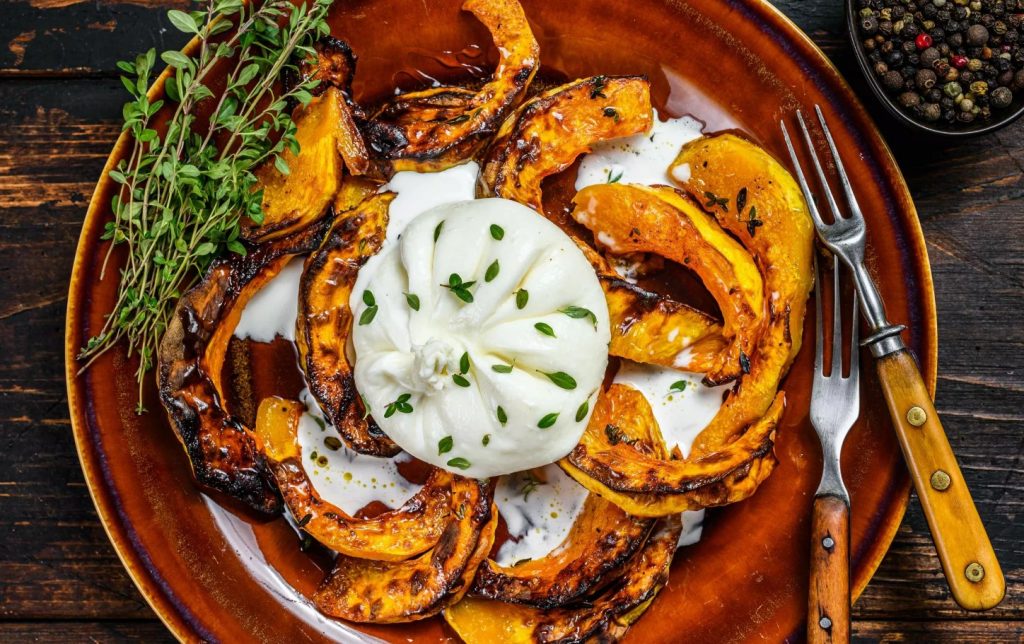 Grillitud taimetoidu eelroog rõõmustab oma maitsega. Grillitud suvikõrvits burrata ja pekaanipähklitega on hitt.