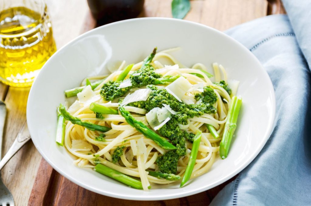 Ahjus küpsetatud spargel fettuccine'i ja maitsetaimesalatiga: Bea Kaemena retsept.