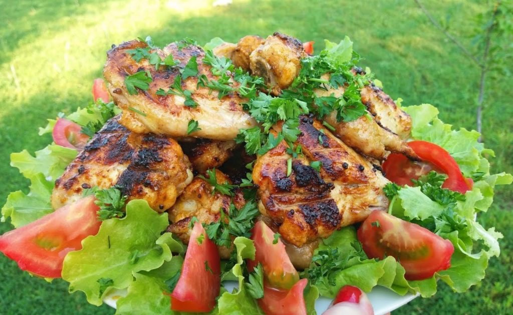 Sealiha kebab sinepi-köögivilja marinaadis: liha on mahlakas ja röstitud - aroom on kogu plokil.