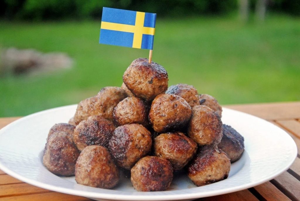 Aeglaselt küpsetatud rootsi lihapallid hapukoorekastmega (Köttbullar)