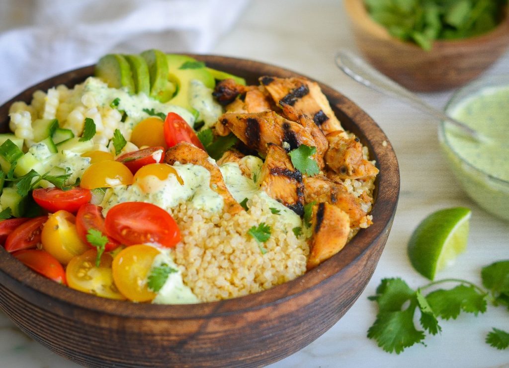 Quinoa Bowl: Taani retsept kanafrikadellidega