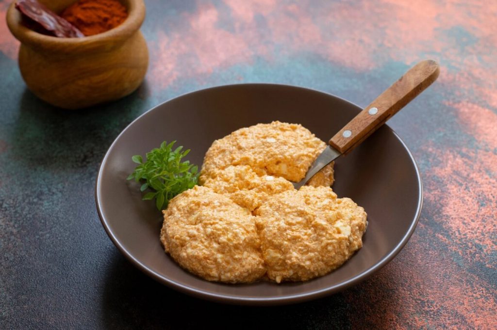 Retsept on pärit serbia kokalt. See pasta on ideaalselt vürtsikas ja lisab maitset paljudele roogadele.