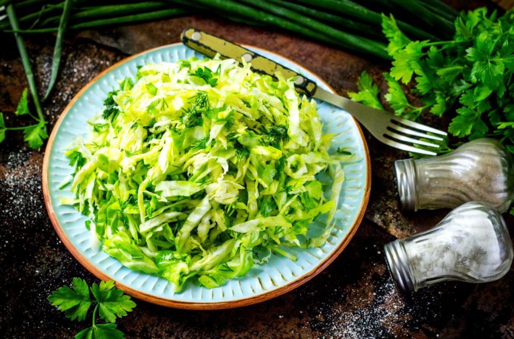 Lihtne salat lõunasöögiks. Sobib kotleti ja kala juurde