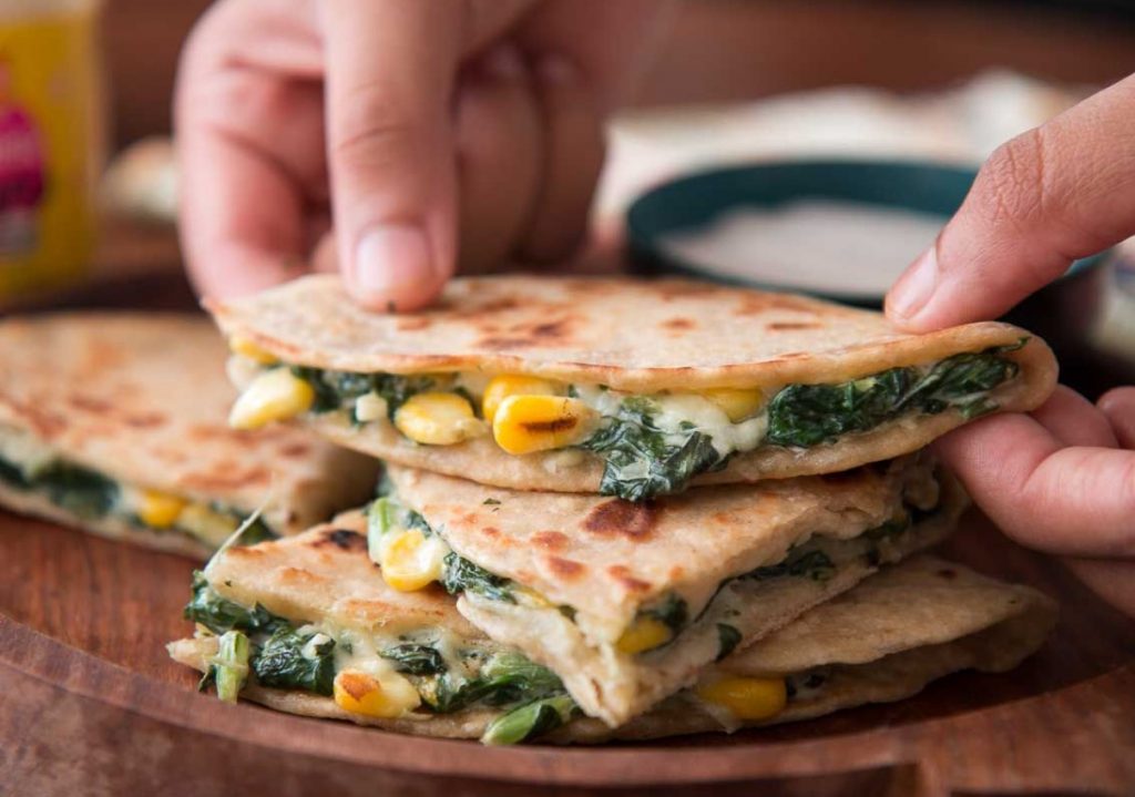 Vürtsikas köögivilja-quesadilla mustade ubadega: Julija Steponavičiūtė ehk KitchenJulie