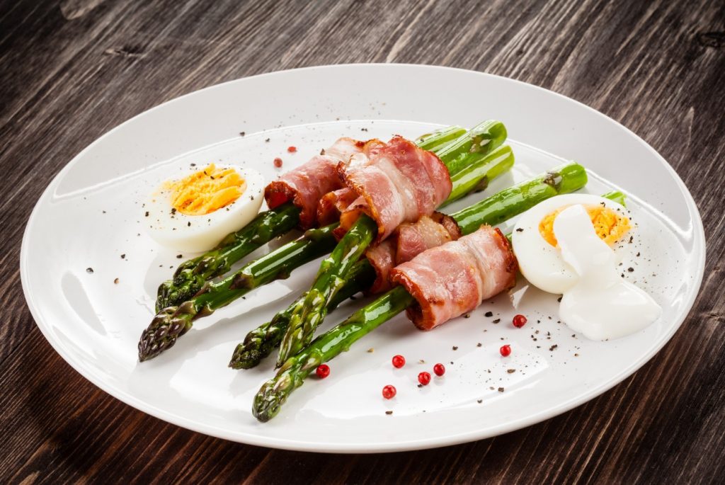 Spargel, munad ja sink. Retsept maitsvale keto hommikusöögile, mis annab energiat