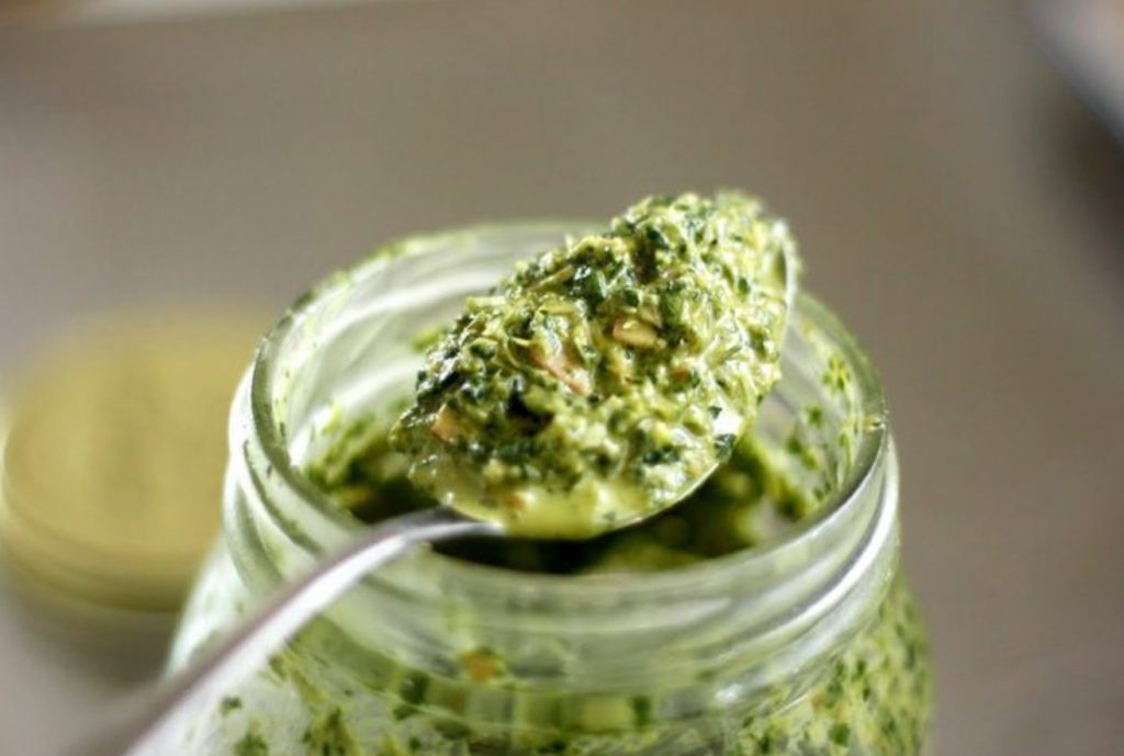 Ravitoitav pesto krõmpsuva lisandiga. Mõjub maksale nagu kaitsev vihmavari, aitab seedimisel