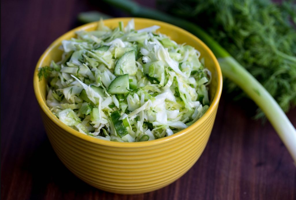 Noor kapsas peaosas – mahlane salat kurgi ja tilliga
