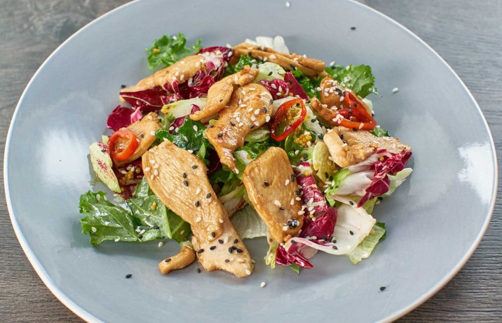 Külluslik salat kerge vürtsiga. Maksimaalne maitse, mis võlub