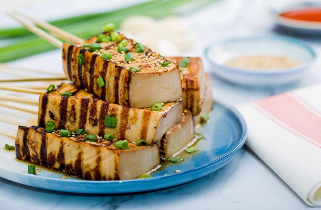 Grillitud tofu pole ainult taimetoitlastele. Täis maitse vähe vaevaga
