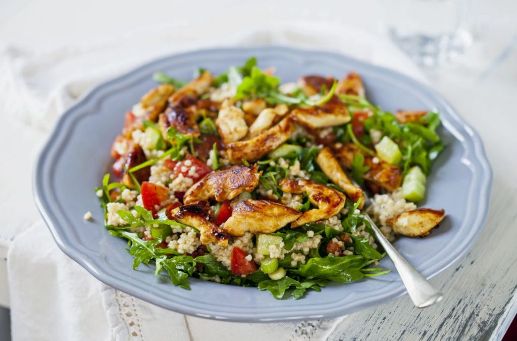 Soe salat kana, suvikõrvitsa, paprika ja tomatitega: ebatavaline retsept