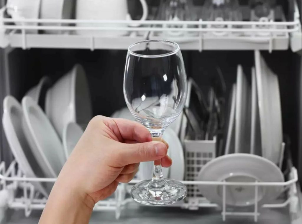 Enam ei ole koledaid triipe: kuidas klaase korralikult pesta - selgub, et selleks on teatud saladused.