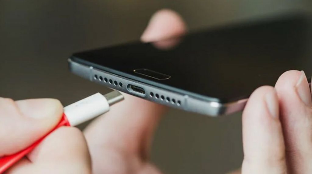 Kas teie telefon laeb tunde? Vajutage seda peidetud nuppu, et laadimist kiirendada 2 korda