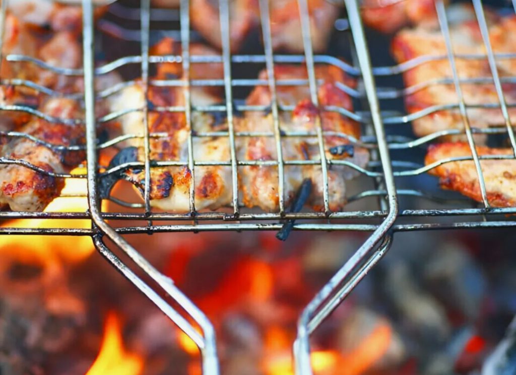 Kuidas grillrestu lihtsalt puhastada: geniaalne nipiga saab ühe ööga kogu tahma ära