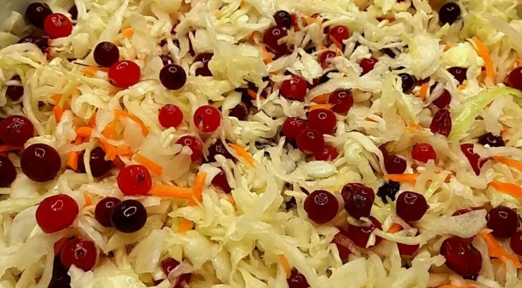 Kõikide lemmik kapsa retsept: kapsa, jõhvikate ja ananassiga – ebatavaline ja maitsev