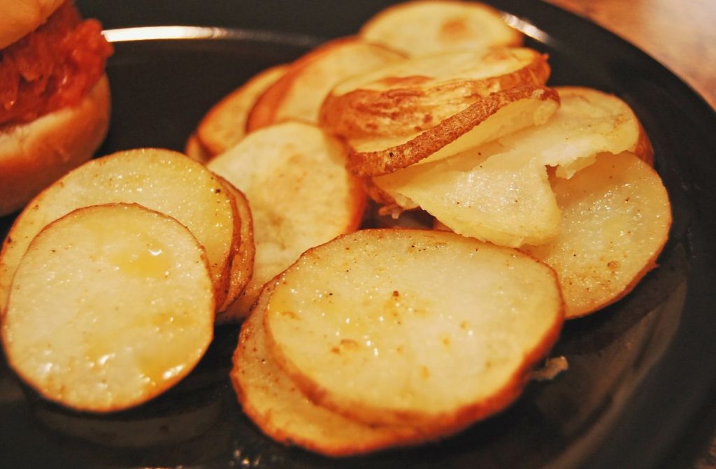 Krõbedad kartulid ilma friteerimiseta: teie pannil peituv saladus