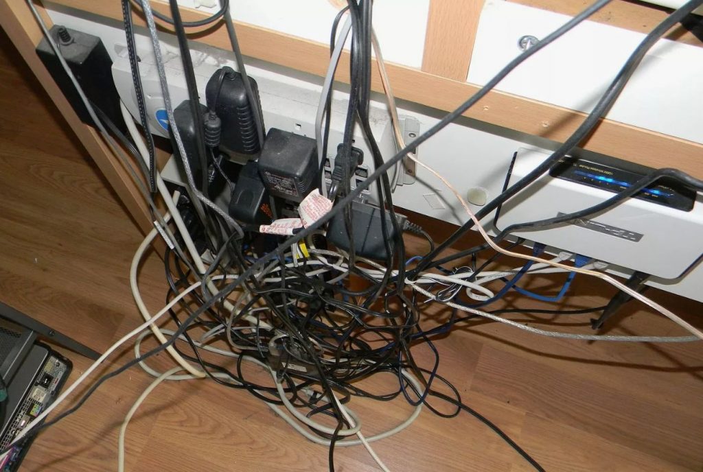Lihtne viis vana probleemi lahendamiseks. Sassis kaablid jäävad minevikku