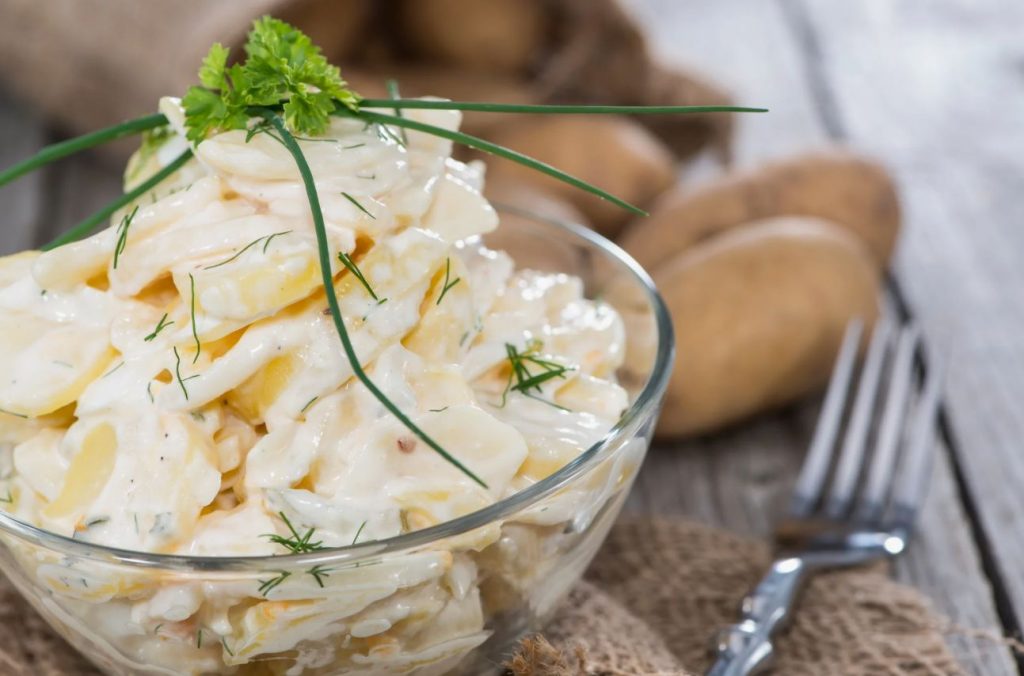 Kartulisalat koorese kastmega: huvitav retsept