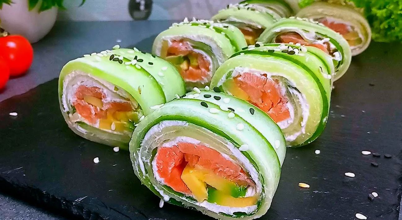 Lõika purki ja raputa: kuidas valmistada kiiresti sushi sarnast kurgi-lõhe salatit