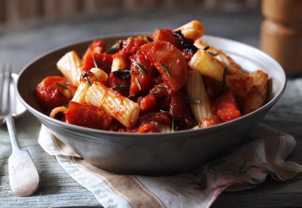 Ratatouille'i küpsetatud pasta: see on nagu suvi, mis on küpsetatud pajaroogiks