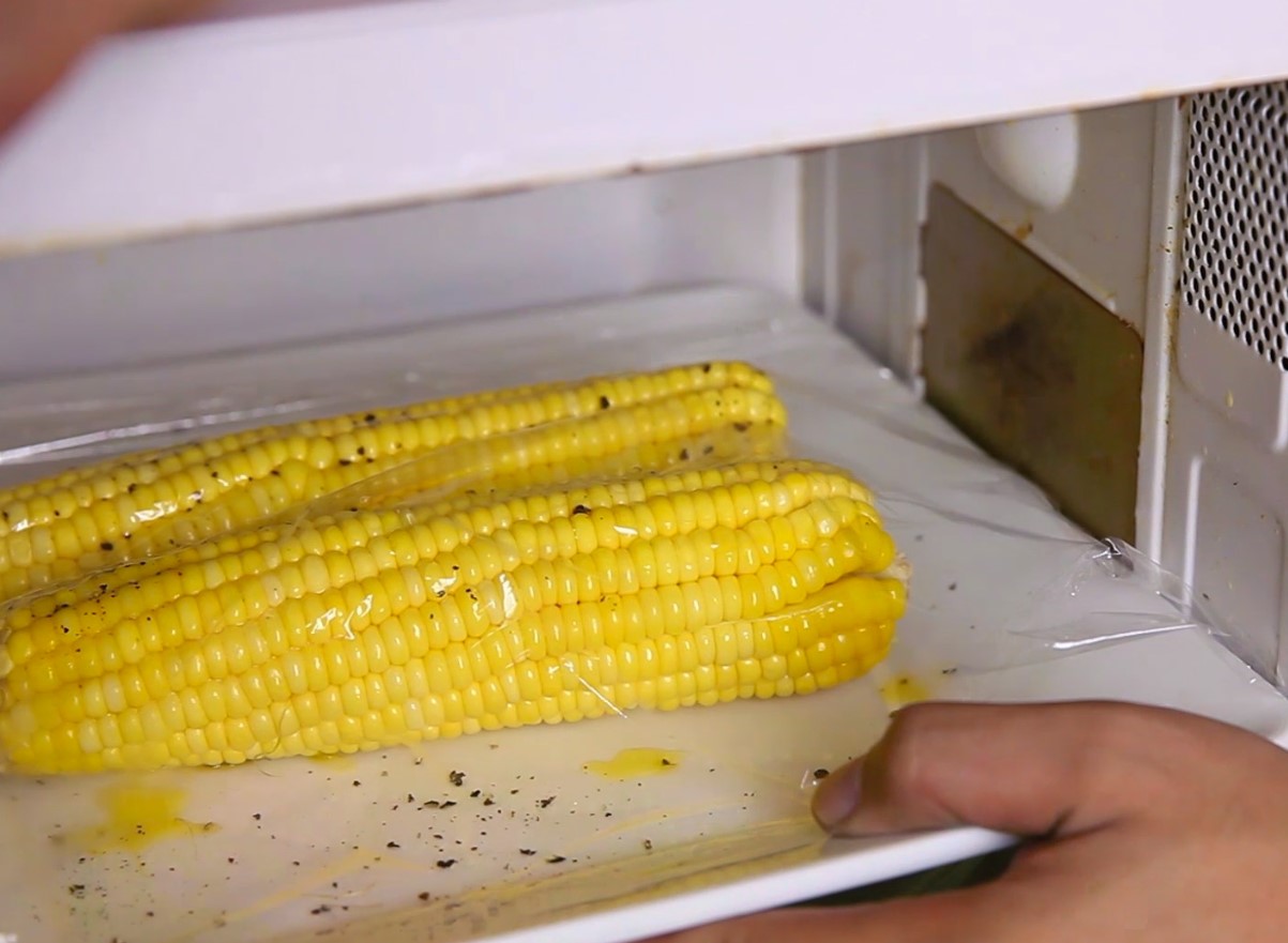 Ilma veeta ja potita: nipitrik, kuidas keeta maisi 5 minutiga